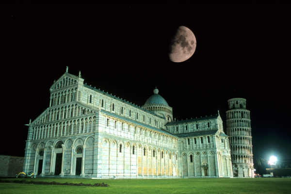 la Luna sul Duomo di Piazza dei miracoli a Pisa